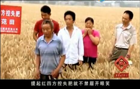 河南省項城城郊化肥銷售商正帶領農民觀摩